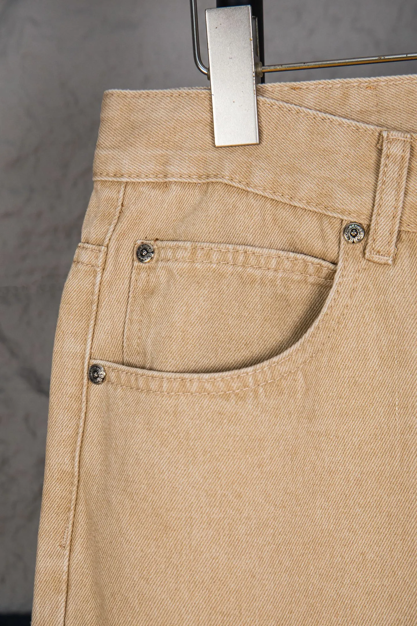 P260 top version CH Chromehearts Miami-limited black cross patch khaki jeans, counter price 34W level, patch cross pattern embellishment, washed jeans! ! An absolutely high-end luxury product, a 1.9W-level god-level single product, a super popular product, made by top heavy industry, a magic weapon that cannot be missed! [About Zangyin] This is an extremely luxurious fashion brand that can also be called the aristocracy of the high street. It has always been an exclusive brand for some hipsters or rich second generations. Compared with ordinary high streets, it is more luxurious and noble. Compared with luxury brands, it is more fashionable and individual. It has always been a brand that I have a special liking for. [Top heavy industry fashion design] Consistently high-street luxury style. Speaking of this style, the Zangyin family and GU family are definitely the leading representative brands. Especially the Zangyin family has really achieved a state-of-the-art effect in creating high-street style. The unique washed material is used to create this style. The color system is already quite eye-catching. After it is decorated with patchwork cross flowers, it cleverly highlights the charm of the brand. Secondly, this style uses classic The high-waist cutting design highlights the long legs and fashionable temperament of the upper body. The brand is highly recognizable and the slim fit configuration is more suitable for daily wear. It is a product that interprets personality, fashion, and specifications at a glance. This single product is enough to make any fan excited. It can be a white T-shirt for a youthful college style, or a tight suspender for a royal style. It has strong matching ability and can be easily controlled by men.  [Materials and craftsmanship] Needless to say, this point goes without saying. As an excellent craftsman brand, Zangyin’s requirements for details and craftsmanship are really perfect. The washed color of this model has gone through so many processes, not to mention the embellishment of denim appliques. It is also purely hand-made and sewn. Just like what they believe in, only hand-made things have soul and have the meaning of wear. A top-notch heavy-duty fashionable denim item, I look forward to your perfect interpretation! !  Color: Khaki Size: 28-34
